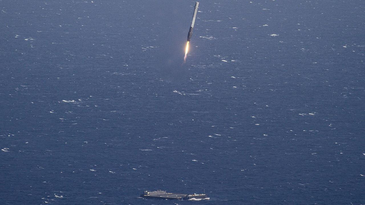Auch die Konkurrenz kann es: Eine Falcon-9-Stufe kurz vor der Landung auf einem Schiff Auch die Konkurrenz kann es: Eine Falcon-9-Stufe kurz vor der Landung auf einem Schiff