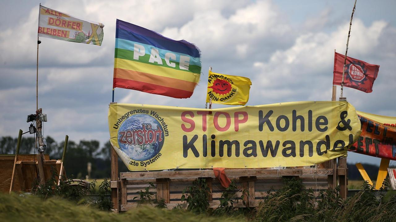 Transparente gegen den Braunkohle-Tagebau hängen an einer Mahnwache am Hambacher Forst. Transparente gegen den Braunkohle-Tagebau hängen an einer Mahnwache am Hambacher Forst.