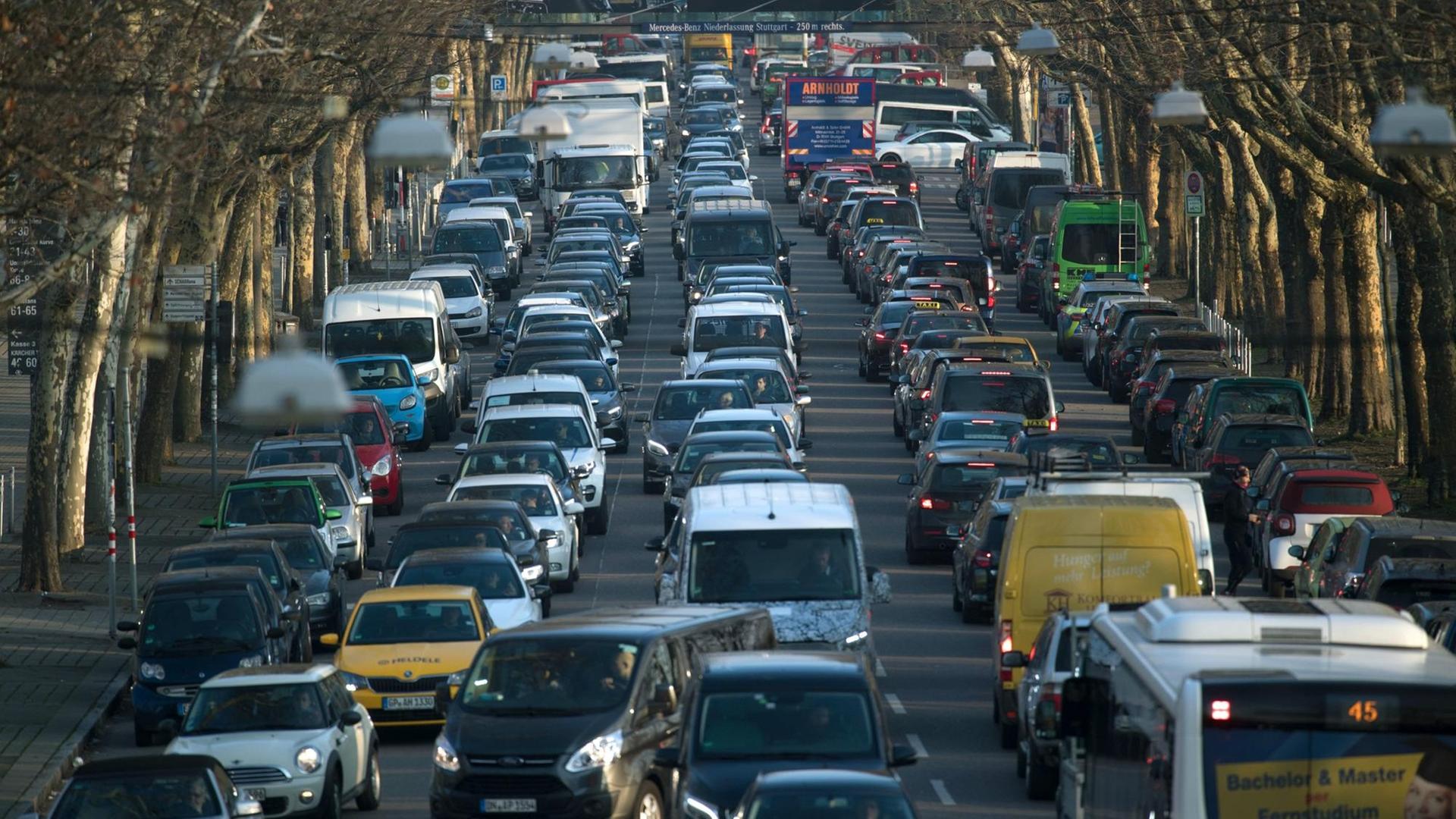 21.02.2018, Baden-Württemberg, Stuttgart: Autos stehen während eines Feinstaubalarms in einem Stau. Das Bundesverwaltungsgericht in Leipzig verhandelt am 22.02.2018 darüber, ob Fahrverbote für Dieselautos in Städten rechtlich zulässig sind. 21.02.2018, Baden-Württemberg, Stuttgart: Autos stehen während eines Feinstaubalarms in einem Stau. Das Bundesverwaltungsgericht in Leipzig verhandelt am 22.02.2018 darüber, ob Fahrverbote für Dieselautos in Städten rechtlich zulässig sind.
