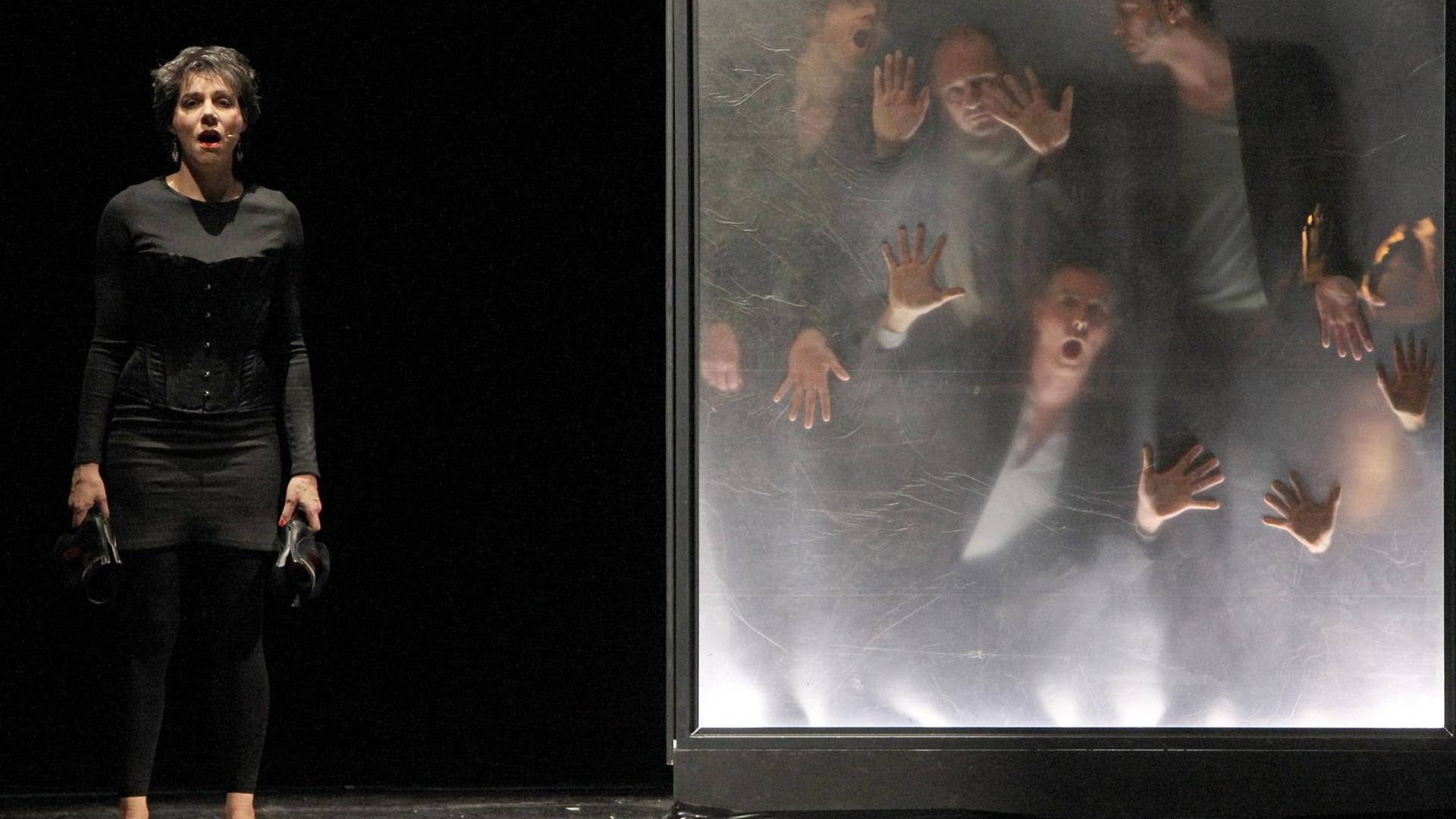Die Schauspieler Salome Kammer (v.l.), Philipp Neumann, Martin Schubach, Frank Schwemmer, Oliver Uden und Sylvia Nopper proben am Donnerstag (26.02.2010) "Die Wunde Heine" im Anhaltischen Theater in Dessau-Roßlau. Die Schauspieler Salome Kammer (v.l.), Philipp Neumann, Martin Schubach, Frank Schwemmer, Oliver Uden und Sylvia Nopper proben am Donnerstag (26.02.2010) "Die Wunde Heine" im Anhaltischen Theater in Dessau-Roßlau.