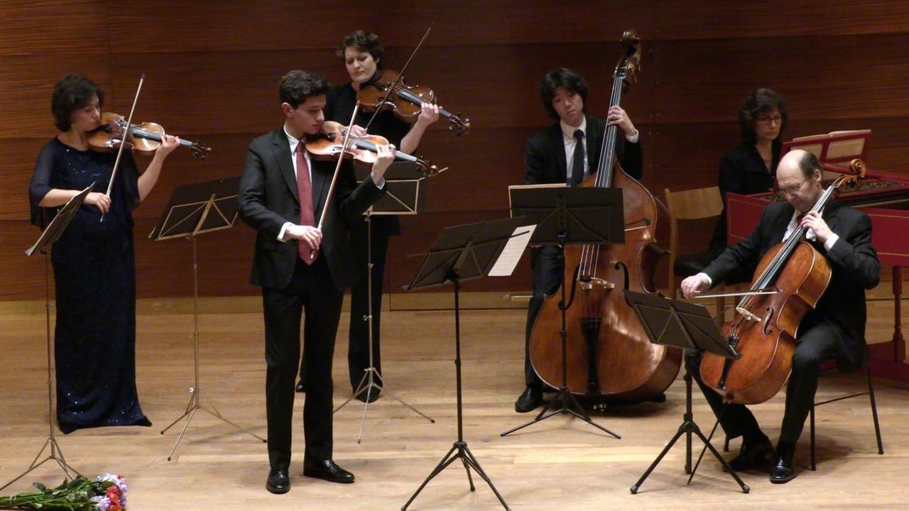 Violinen-, Cello- und Kontrabass-Spieler des Jüdischen Kammerorchesters in Hamburg geben ein Konzert Violinen-, Cello- und Kontrabass-Spieler des Jüdischen Kammerorchesters in Hamburg geben ein Konzert