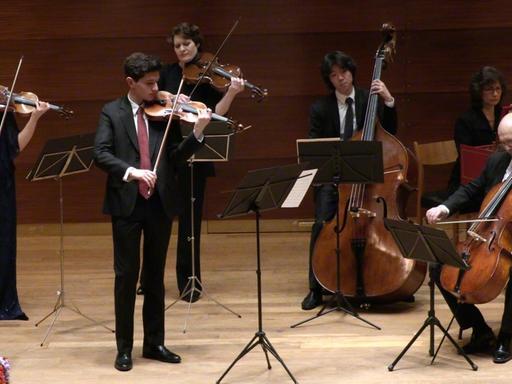 Violinen-, Cello- und Kontrabass-Spieler des Jüdischen Kammerorchesters in Hamburg geben ein Konzert
