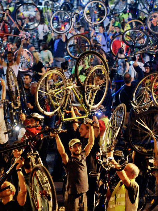 Tausende Radfahrer bei einer "critical mass"-Demonstration in Budapest, September 2011