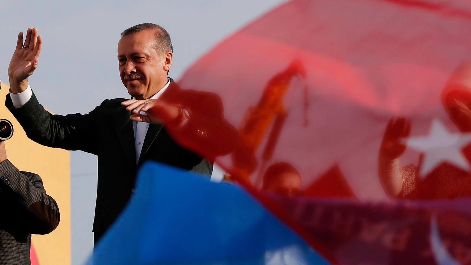 Der türkische Ministerpräsident Recep Tayyip Erdogan winkend bei Wahlkampf. Der türkische Ministerpräsident Recep Tayyip Erdogan winkend bei Wahlkampf.