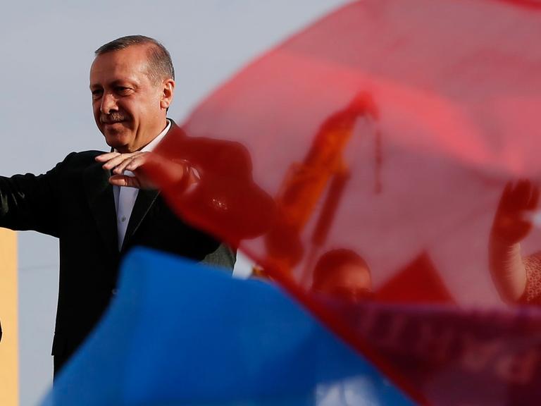 Der türkische Ministerpräsident Recep Tayyip Erdogan winkend bei Wahlkampf.