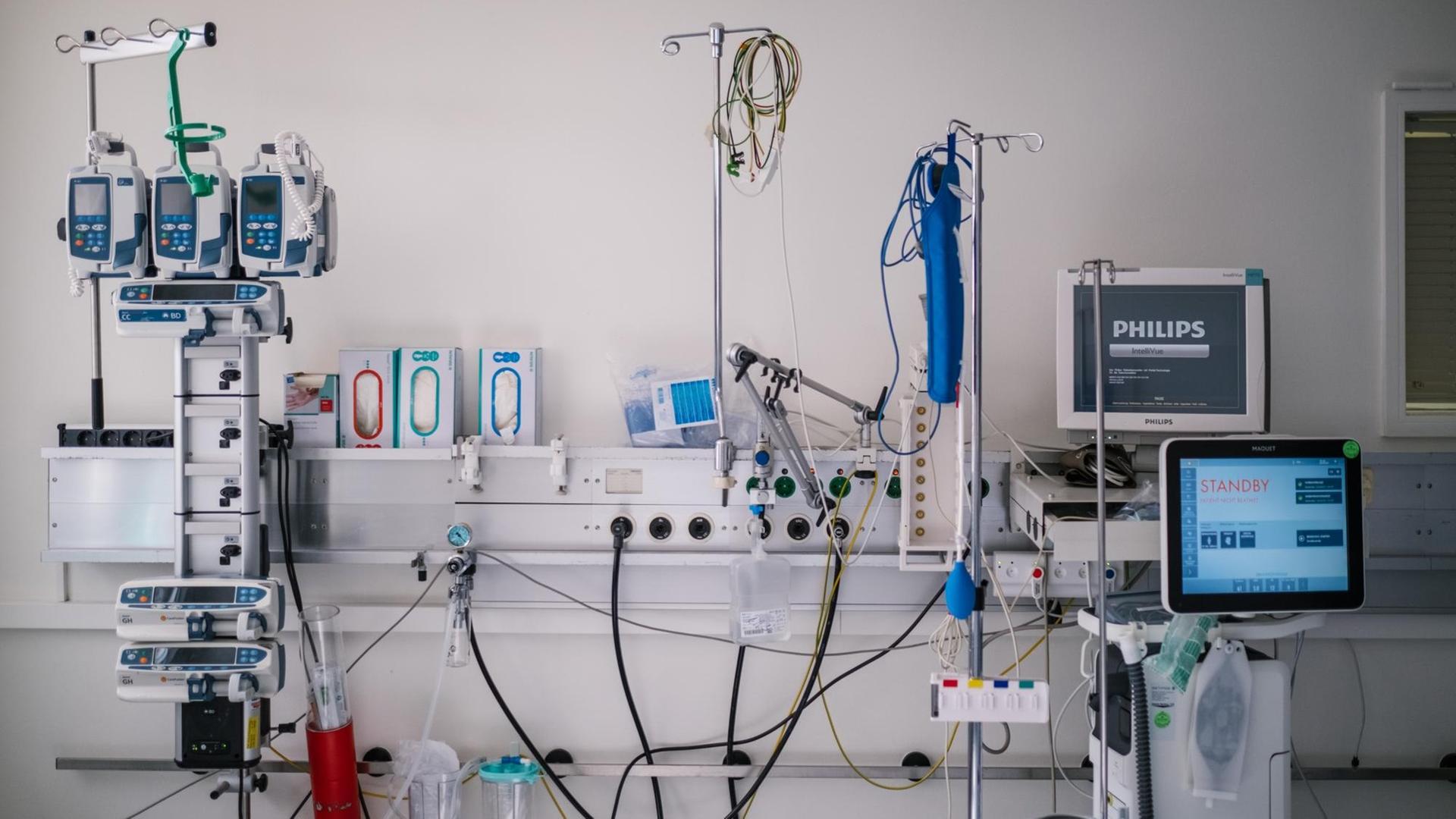 Ein Beatmungsgerät steht in einem Quarantänezimmer auf der Intensivstation am Klinikum Braunschweig. Ein Beatmungsgerät steht in einem Quarantänezimmer auf der Intensivstation am Klinikum Braunschweig.