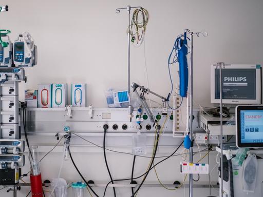 Ein Beatmungsgerät steht in einem Quarantänezimmer auf der Intensivstation am Klinikum Braunschweig.