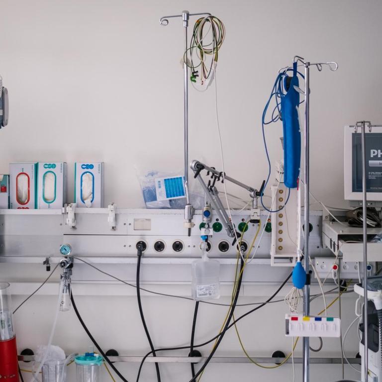 Ein Beatmungsgerät steht in einem Quarantänezimmer auf der Intensivstation am Klinikum Braunschweig. 