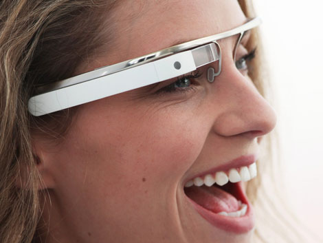 Die Datenbrille Google Glass, bei der Informationen in das Sichtfeld der Brillengläsern einblendet wird