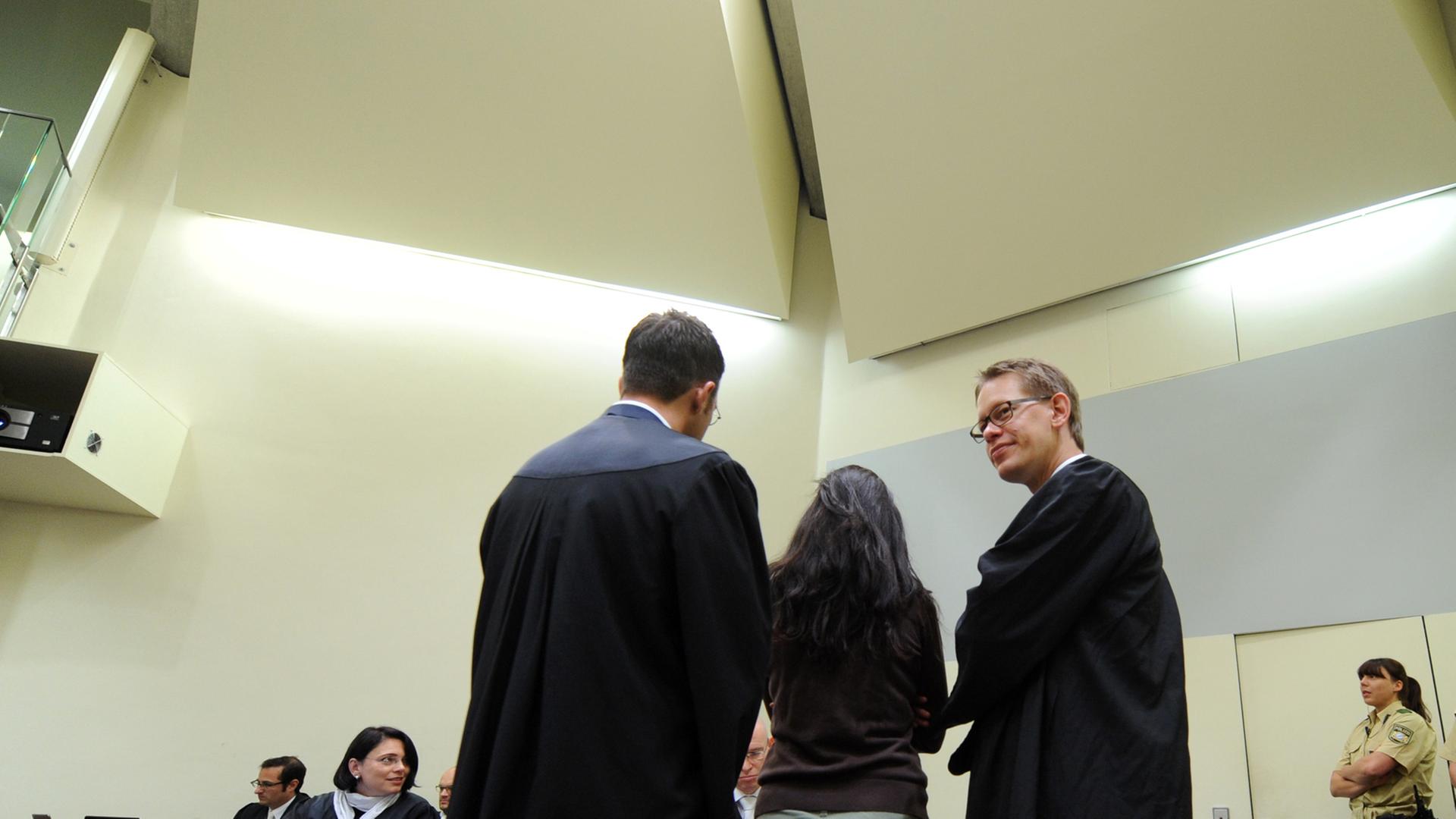 Die Angeklagte Beate Zschäpe (M) steht zwischen ihren Anwälten Wolfgang Stahl (l) und Wolfgang Heer (r) im Gerichtssaal in München. Die Angeklagte Beate Zschäpe (M) steht zwischen ihren Anwälten Wolfgang Stahl (l) und Wolfgang Heer (r) im Gerichtssaal in München.