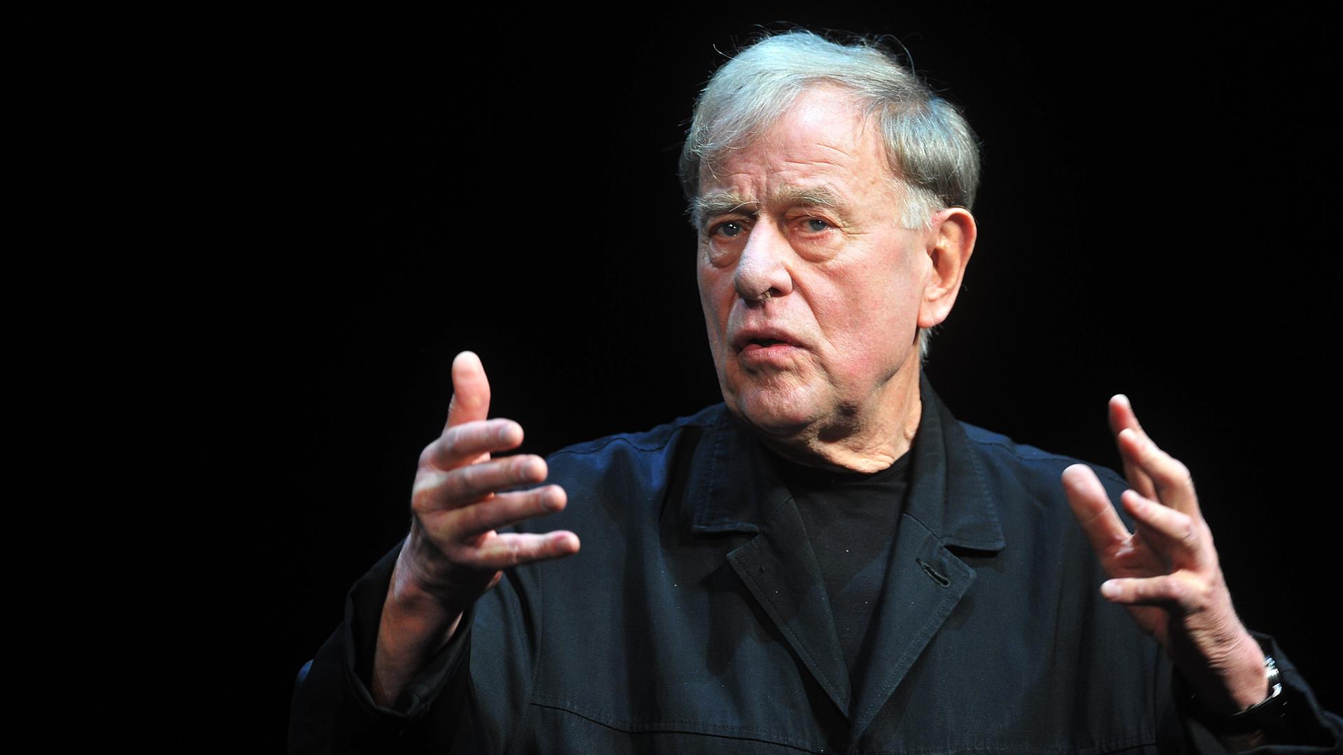 Regisseur Claus Peymann spricht bei einer Gedenkfeier Regisseur Claus Peymann spricht bei einer Gedenkfeier
