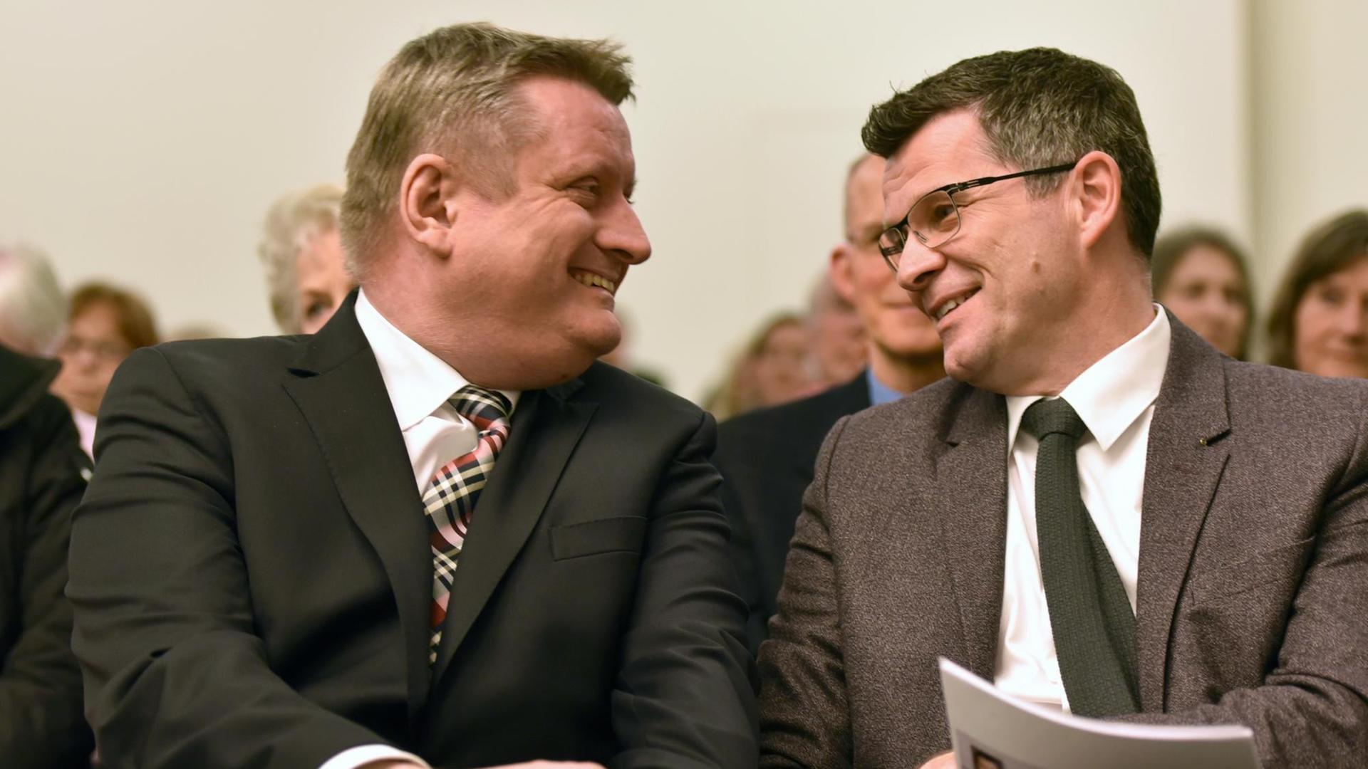 Bundesgesundheitsminister Hermann Gröhe (l, CDU) spricht im März 2015 auf einer Veranstaltung über Sterbehilfe und Palliativmedizin mit dem Ethik-Professor Peter Dabrock. Bundesgesundheitsminister Hermann Gröhe (l, CDU) spricht im März 2015 auf einer Veranstaltung über Sterbehilfe und Palliativmedizin mit dem Ethik-Professor Peter Dabrock.