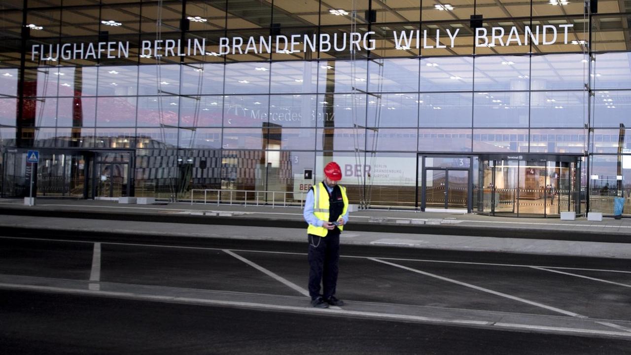 Terminal des neuen Flughafens Berlin Brandenburg BER in Schönefeld bei Berlin