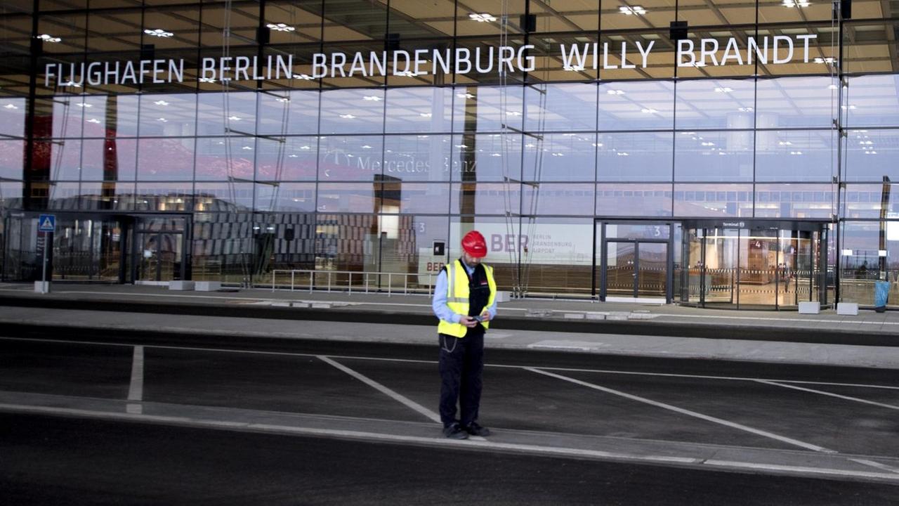 Terminal des neuen Flughafens Berlin Brandenburg BER in Schönefeld bei Berlin Terminal des neuen Flughafens Berlin Brandenburg BER in Schönefeld bei Berlin