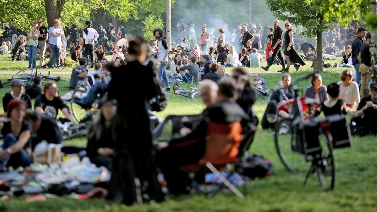 Zahlreiche Besucher bevölkern zum Pfingstwochenende am 13.05.2016 den Clara-Zetkin-Park in Leipzig (Sachsen). Der von den Leipzigern nur Clarapark genannte Park erfreut sich großer Beliebtheit. Zahlreiche Besucher bevölkern zum Pfingstwochenende am 13.05.2016 den Clara-Zetkin-Park in Leipzig (Sachsen). Der von den Leipzigern nur Clarapark genannte Park erfreut sich großer Beliebtheit.