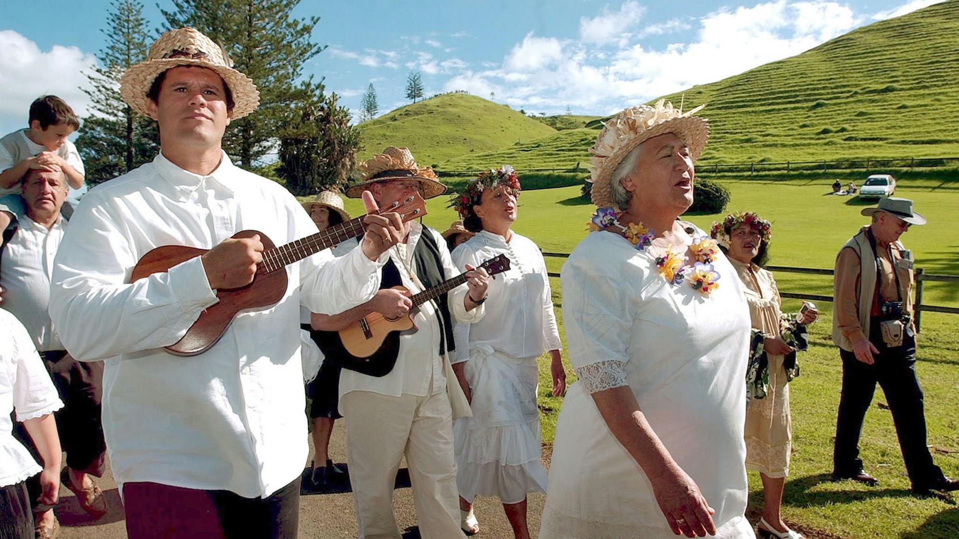 Die Bewohner von Norfolk Island feiern am 8.6.2006 mit einer Parade den Nationalfeiertag "Bounty Day". Die Bewohner von Norfolk Island feiern am 8.6.2006 mit einer Parade den Nationalfeiertag "Bounty Day".