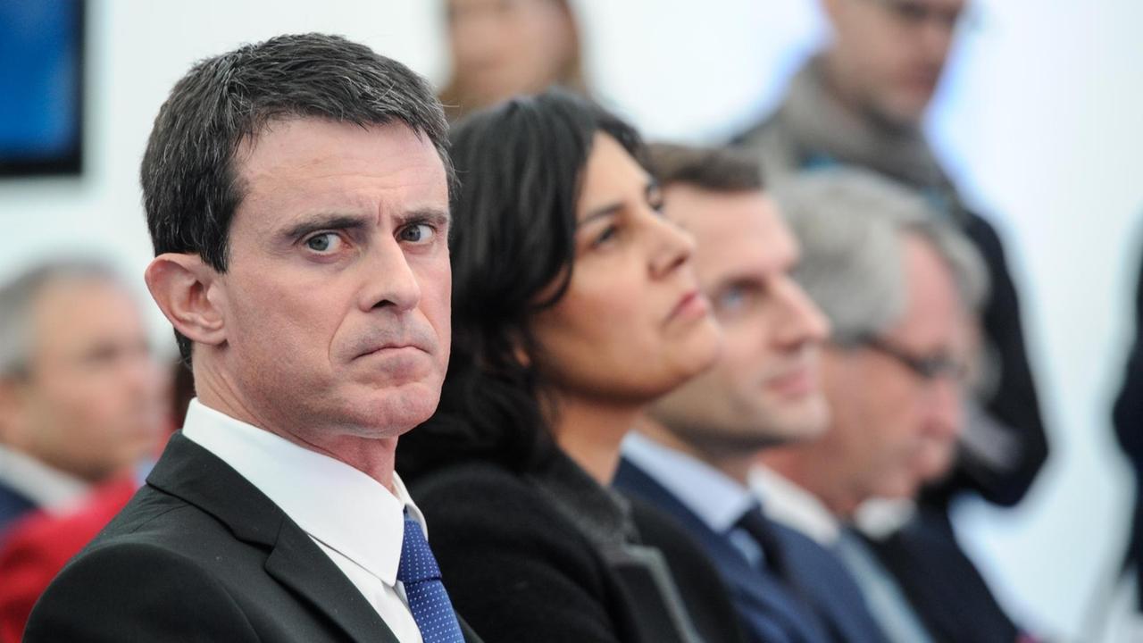 Der Französische Premierminister Manuel Valls und Arbeitsministerin Myriam El Khomri höre eine Rede währed eines Besuchs bei Solvay's am 22. Februar 2016 in Chalampe.