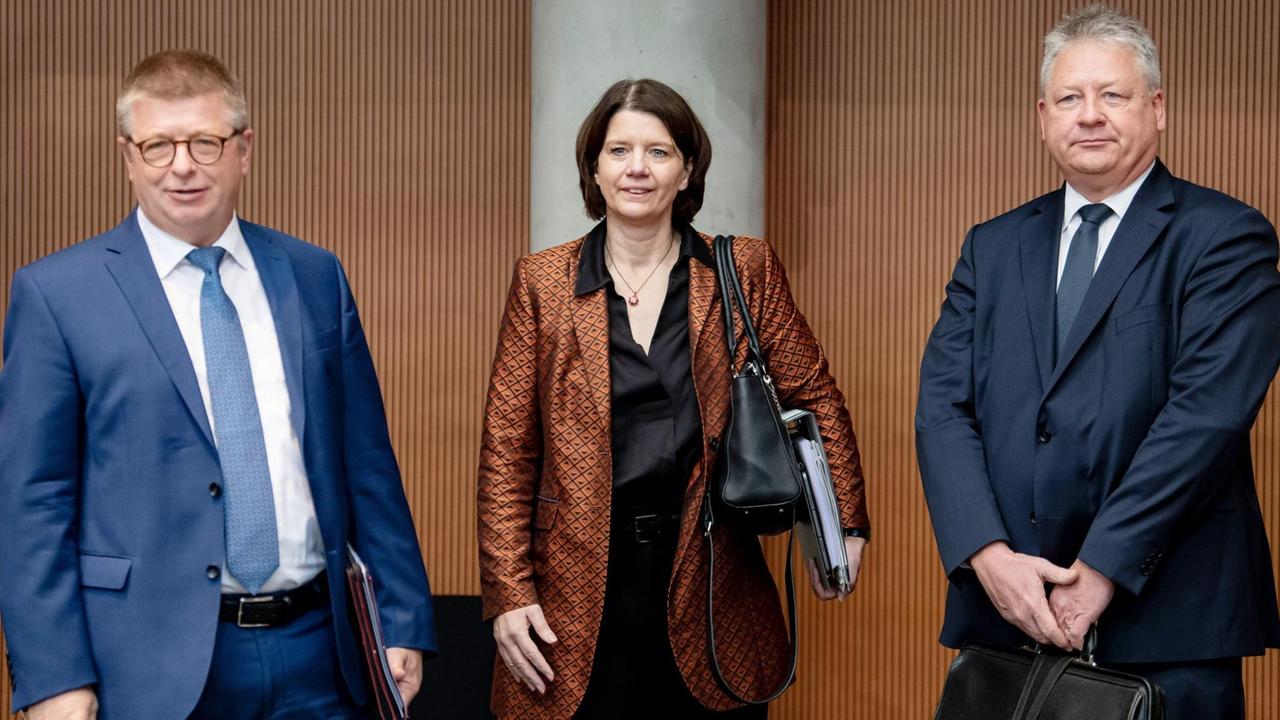 Thomas Haldenwang (l-r), Präsident des Bundesamtes für Verfassungsschutz (BfV), Martina Rosenberg, Präsidentin des Bundesamtes für den Militärischen Abschirmdienst (BAMAD), und Bruno Kahl, Präsident des Bundesnachrichtendienstes (BND), kommen zur Öffentlichen Anhörung der Präsidenten der Nachrichtendienste durch das Parlamentarische Kontrollgremium Thomas Haldenwang (l-r), Präsident des Bundesamtes für Verfassungsschutz (BfV), Martina Rosenberg, Präsidentin des Bundesamtes für den Militärischen Abschirmdienst (BAMAD), und Bruno Kahl, Präsident des Bundesnachrichtendienstes (BND), kommen zur Öffentlichen Anhörung der Präsidenten der Nachrichtendienste durch das Parlamentarische Kontrollgremium