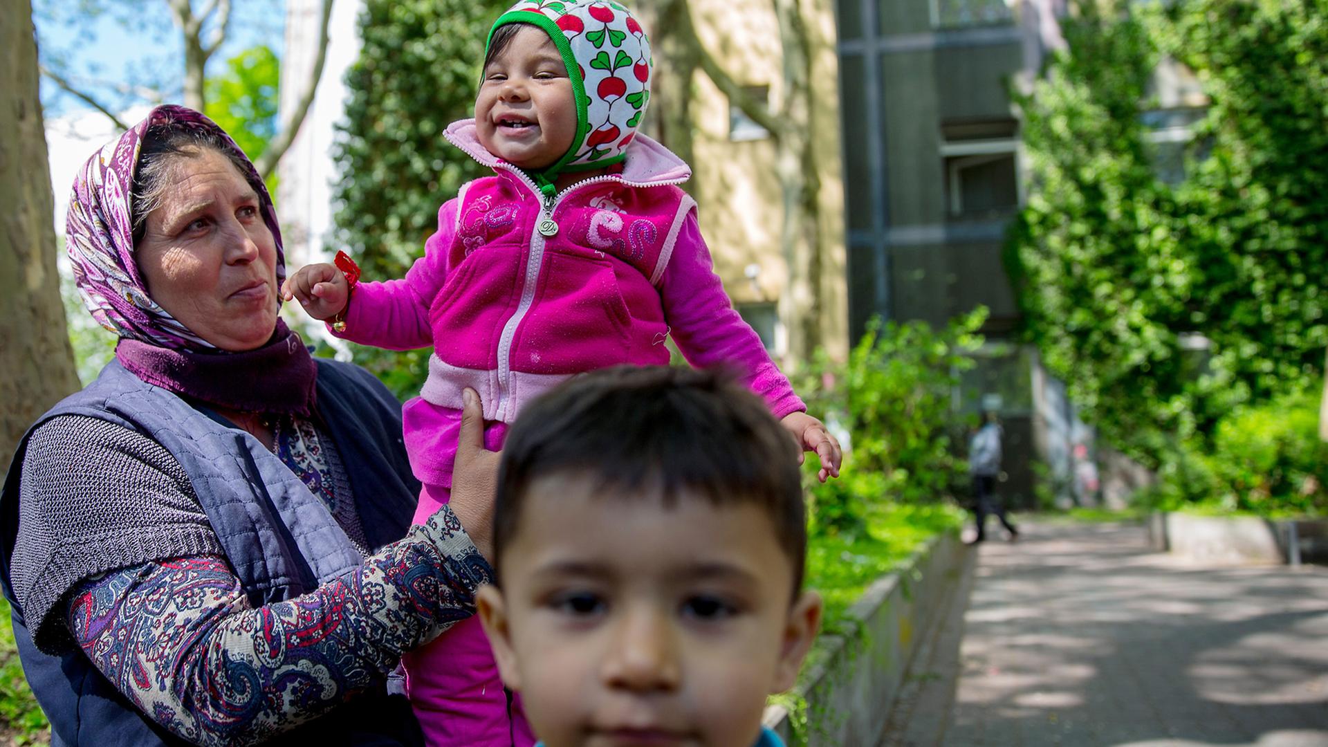 Eine Roma-Familie auf dem Gelände eines Berliner Flüchtlingsquartiers. Eine Roma-Familie auf dem Gelände eines Berliner Flüchtlingsquartiers.