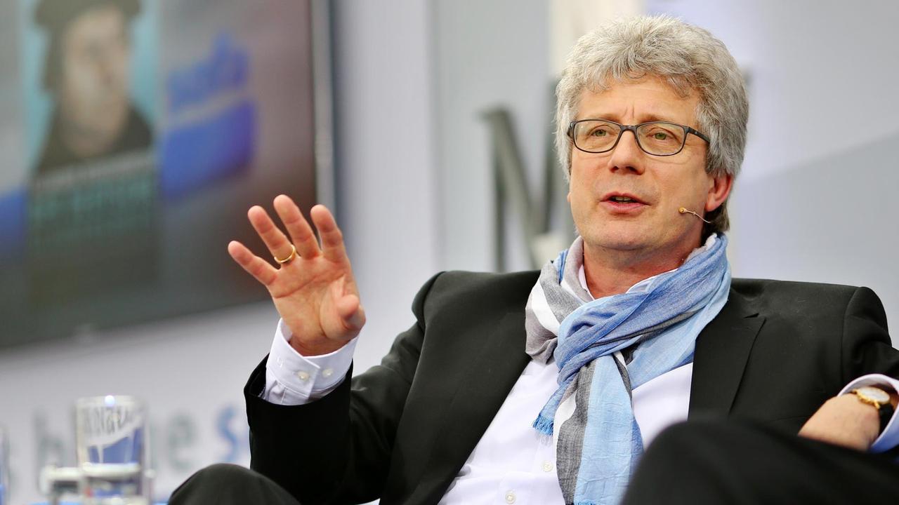 Der deutsche Journalist und Historiker Tillmann Bendikowski spricht am 19.03.2016 auf dem Blauen Sofa auf der Buchmesse in Leipzig. Der deutsche Journalist und Historiker Tillmann Bendikowski spricht am 19.03.2016 auf dem Blauen Sofa auf der Buchmesse in Leipzig.