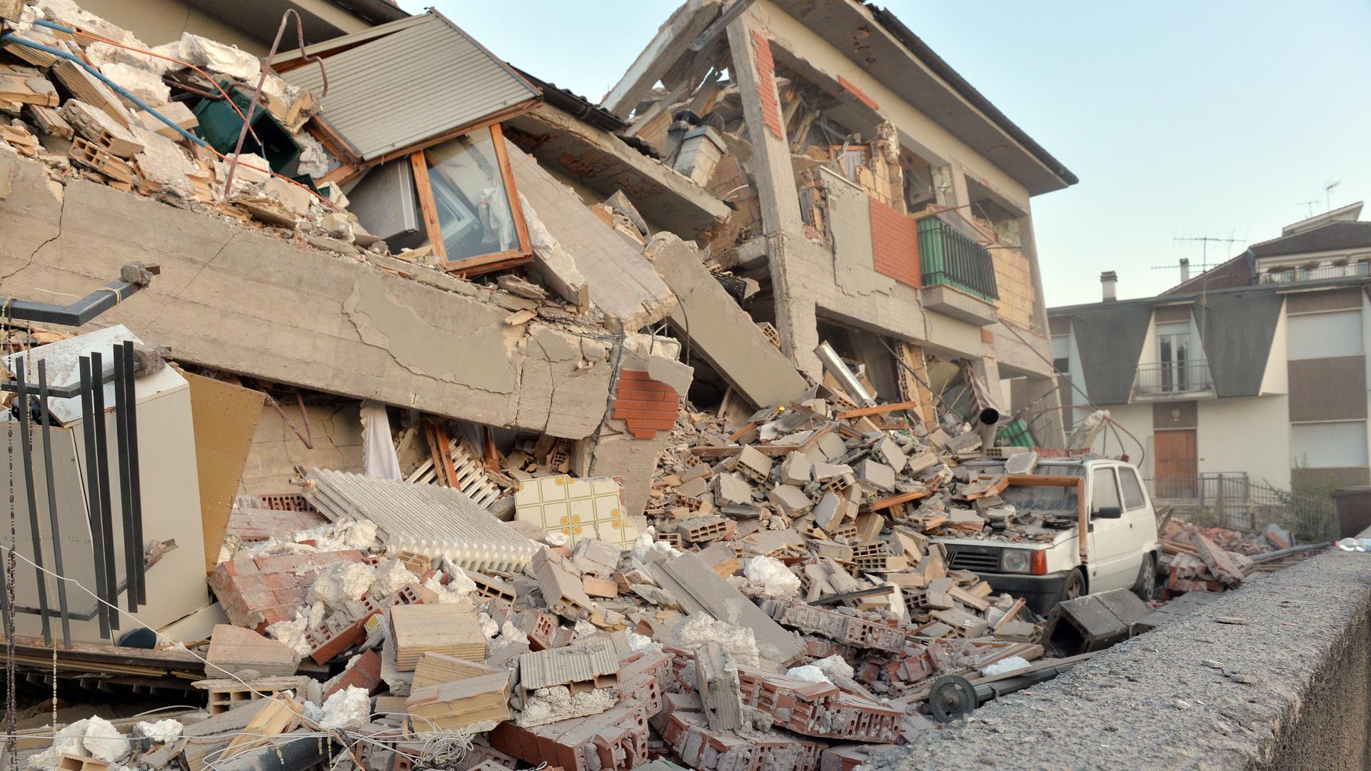Ein Haus in Amatrice (Provinz Rieti) liegt am 25.08.2016 in Trümmern. Ein starkes Erdbeben in Mittelitalien am 24.08.2016 forderte 267 Menschenleben. Ein Haus in Amatrice (Provinz Rieti) liegt am 25.08.2016 in Trümmern. Ein starkes Erdbeben in Mittelitalien am 24.08.2016 forderte 267 Menschenleben.
