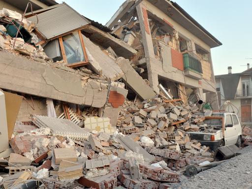 Ein Haus in Amatrice (Provinz Rieti) liegt am 25.08.2016 in Trümmern. Ein starkes Erdbeben in Mittelitalien am 24.08.2016 forderte 267 Menschenleben.