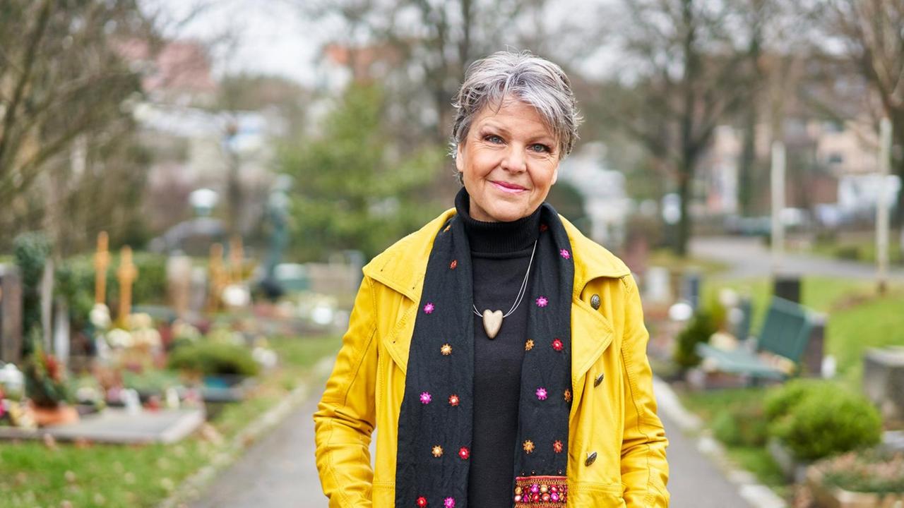 Porträt der Stuttgarter Kabarettistin und Trauerrednerin Sabine Schief. Porträt der Stuttgarter Kabarettistin und Trauerrednerin Sabine Schief.