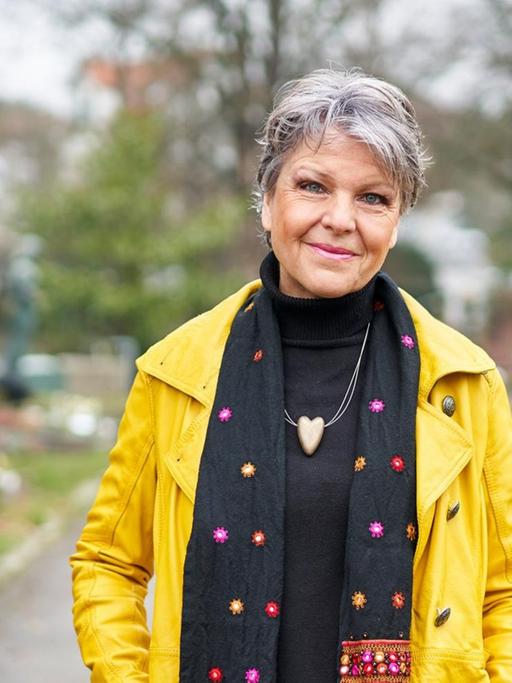 Porträt der Stuttgarter Kabarettistin und Trauerrednerin Sabine Schief.