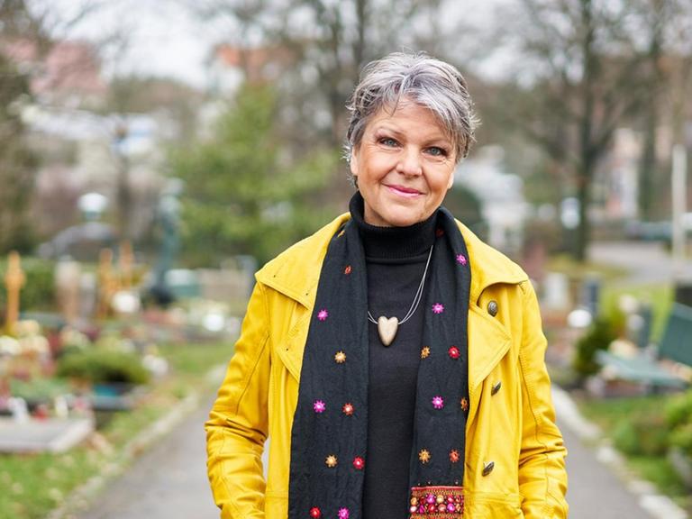 Porträt der Stuttgarter Kabarettistin und Trauerrednerin Sabine Schief.