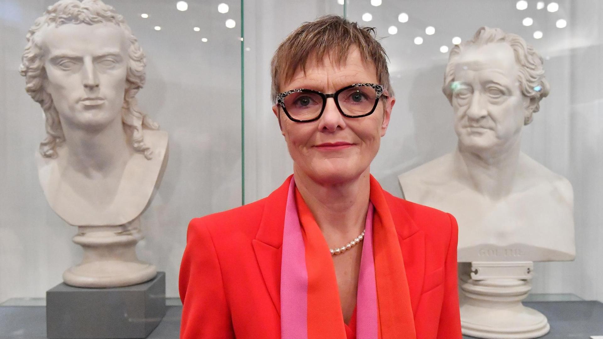 Ulrike Lorenz, die designierte Präsidentin der Klassik Stiftung Weimar, zwischen zwei Büsten von Goethe und Schiller. Ulrike Lorenz, die designierte Präsidentin der Klassik Stiftung Weimar, zwischen zwei Büsten von Goethe und Schiller.