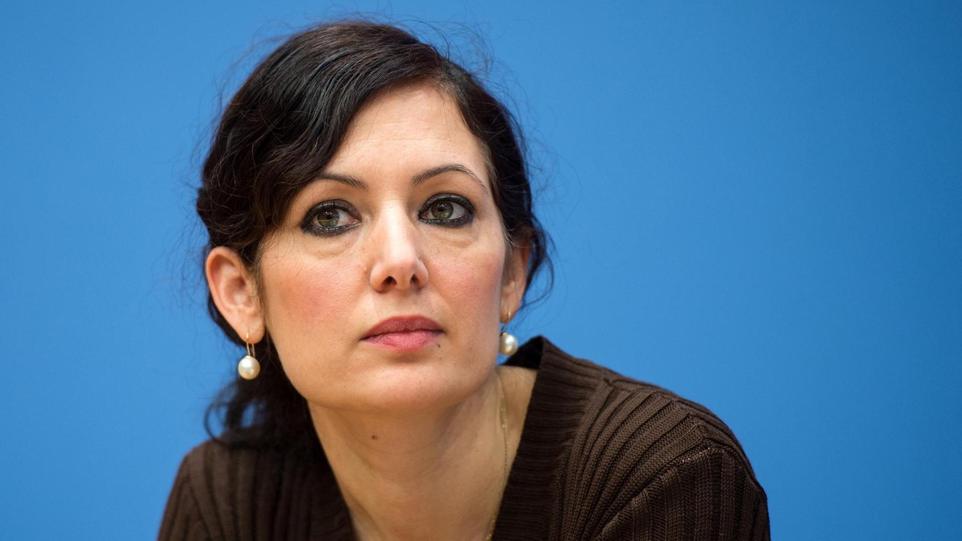 Naika Foroutan, stellvertretende Direktorin des Berliner Instituts für empirische Integrations- und Migrationsforschung (BIM), äußert sich am 05.01.2015 bei einer Pressekonferenz in Berlin zu Möglichkeiten des Umgangs mit der "Pegida"-Bewegung. Foto: Bernd von Jutrczenka/dpa | Verwendung weltweit Naika Foroutan, stellvertretende Direktorin des Berliner Instituts für empirische Integrations- und Migrationsforschung (BIM), äußert sich am 05.01.2015 bei einer Pressekonferenz in Berlin zu Möglichkeiten des Umgangs mit der "Pegida"-Bewegung. Foto: Bernd von Jutrczenka/dpa | Verwendung weltweit