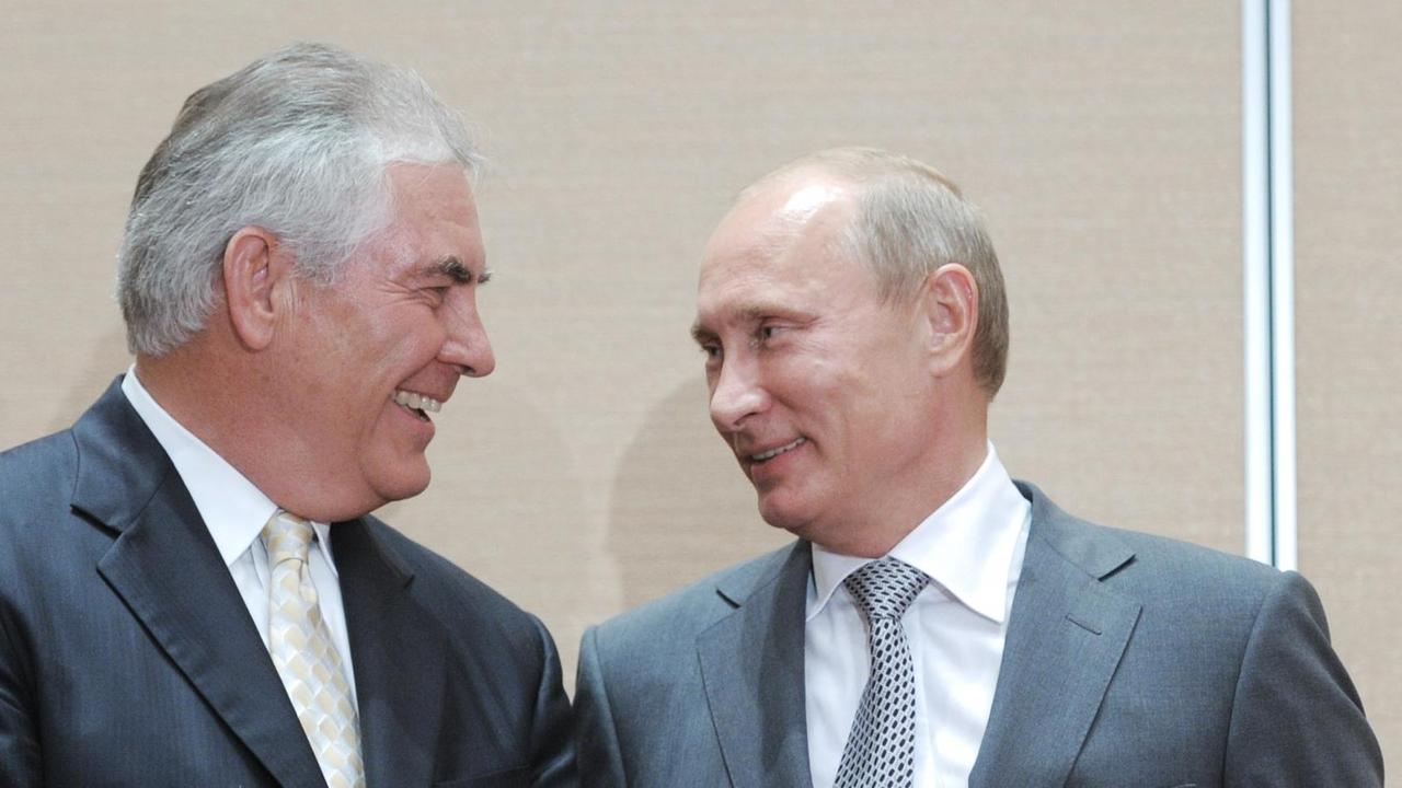Russlands damaliger Ministerpräsident Wladimir Putin (r.) mit dem damaligen ExxonMobil-Geschäftsführer Rex Tillerson am 30. August 2011. Russlands damaliger Ministerpräsident Wladimir Putin (r.) mit dem damaligen ExxonMobil-Geschäftsführer Rex Tillerson am 30. August 2011.