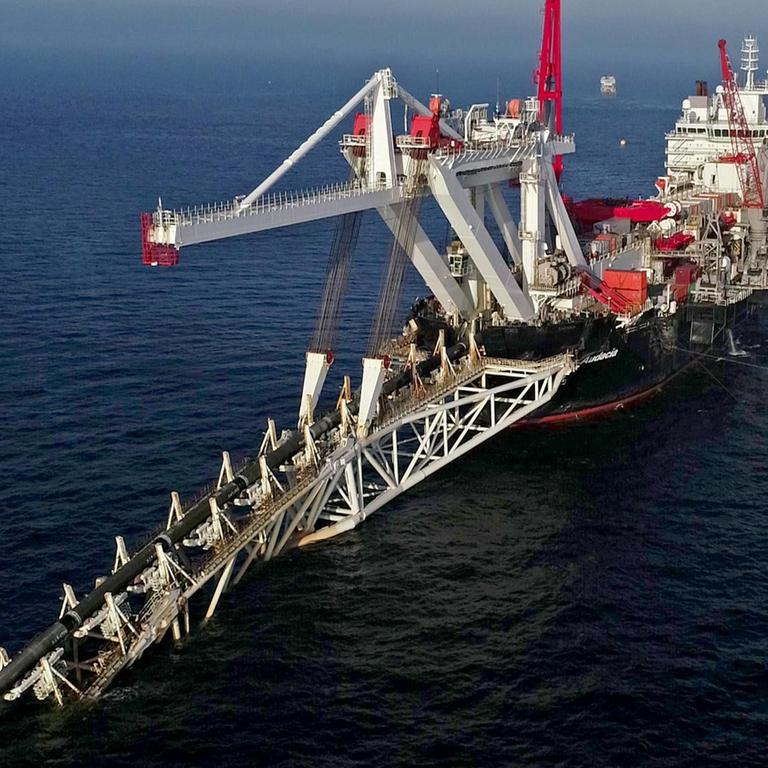 Mecklenburg-Vorpommern, Laage: Das Verlegeschiff "Audacia" des Offshore-Dienstleisters Allseas verlegt in der Ostsee vor der Insel Rügen Rohre für die Gaspipeline Nord Stream 2 (Luftaufnahme mit einer Drohne).