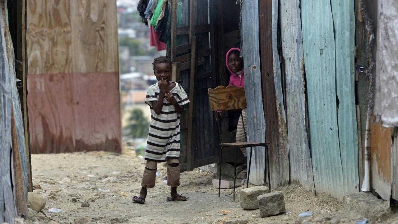Zwei Kinder vor einer ärmlichen Baracke, Armenviertel Fort National, Port-au-Prince, Haiti. Zwei Kinder vor einer ärmlichen Baracke, Armenviertel Fort National, Port-au-Prince, Haiti.