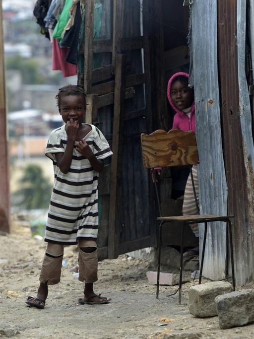 Zwei Kinder vor einer ärmlichen Baracke, Armenviertel Fort National, Port-au-Prince, Haiti.