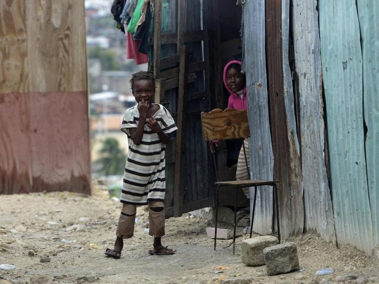 Zwei Kinder vor einer ärmlichen Baracke, Armenviertel Fort National, Port-au-Prince, Haiti.