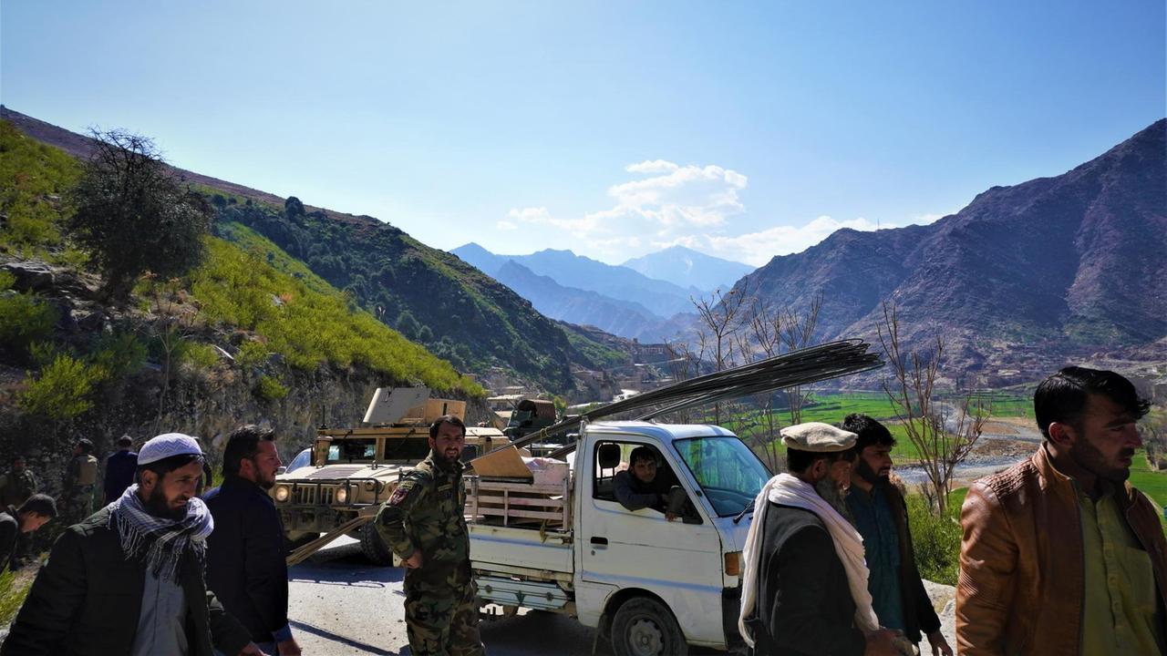 Mehr als 90 Prozent der Bevölkerung im Nordosten Afghanistans sind Paschtunen. Hier gibt es gerade einen Stau auf einem Bergpass in der Provinz Kunar. Mehr als 90 Prozent der Bevölkerung im Nordosten Afghanistans sind Paschtunen. Hier gibt es gerade einen Stau auf einem Bergpass in der Provinz Kunar.