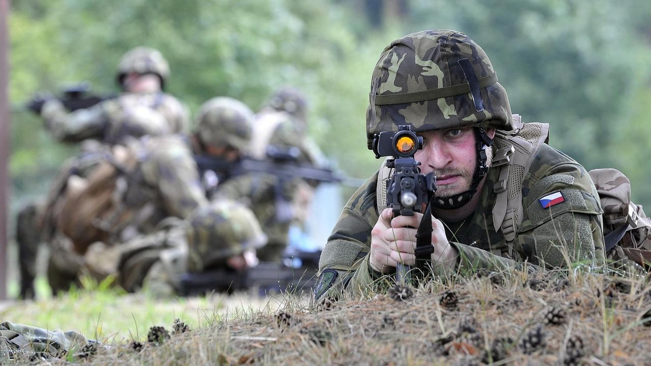 Ein tschechischer Soldat liegt bei einem Manöver auf dem Boden und zielt mit seinem Gewehr Ein tschechischer Soldat liegt bei einem Manöver auf dem Boden und zielt mit seinem Gewehr