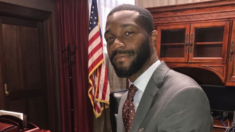 Bürgermeister Randall Woodfin aus Birmingham (Alabama) sitzt auf seinem Schreibtisch.