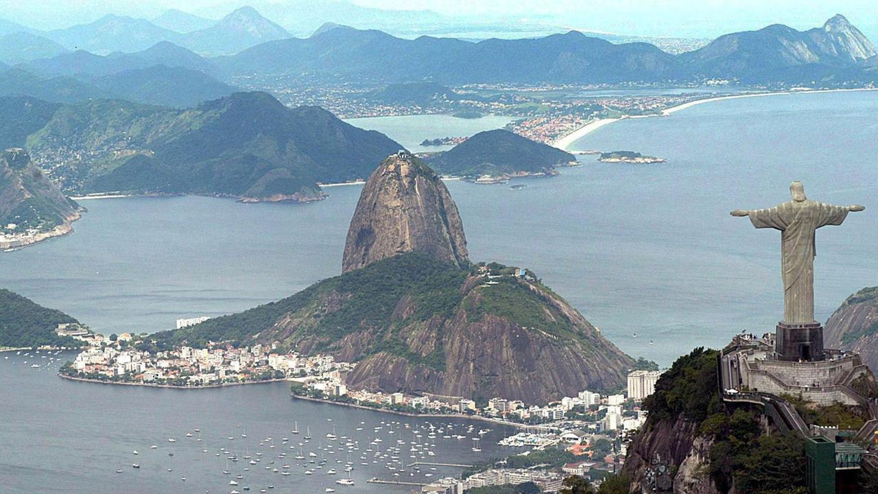 Blick auf die Stadt Rio de Janeiro und die Bucht, rechts ist die Christusstatue zu sehen Blick auf die Stadt Rio de Janeiro und die Bucht, rechts ist die Christusstatue zu sehen
