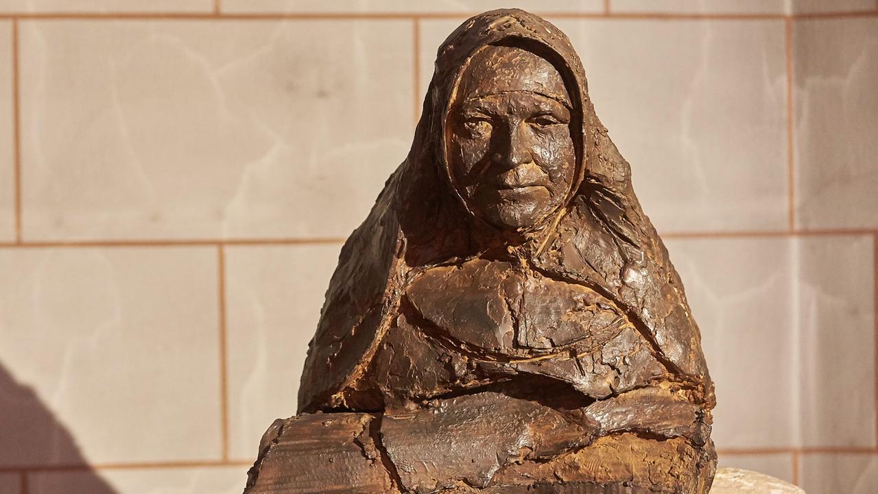 Eine Statue der Ordensschwester Maria Katharina Kasper steht in der Pfarrkirche St. Bonifatius in Wirges. Eine Statue der Ordensschwester Maria Katharina Kasper steht in der Pfarrkirche St. Bonifatius in Wirges.