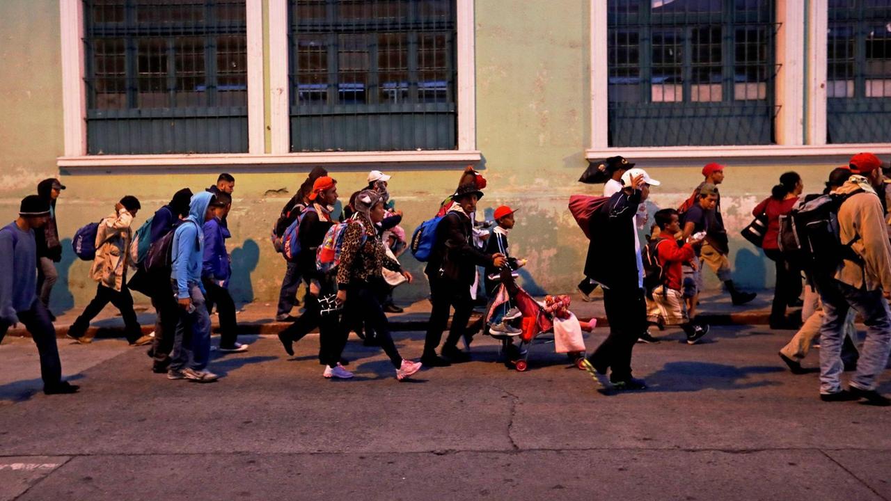 Hunderte Flüchtlinge ziehen am 25.10.2018 von Guatemala in Richtung mexikanische Grenze. Hunderte Flüchtlinge ziehen am 25.10.2018 von Guatemala in Richtung mexikanische Grenze.