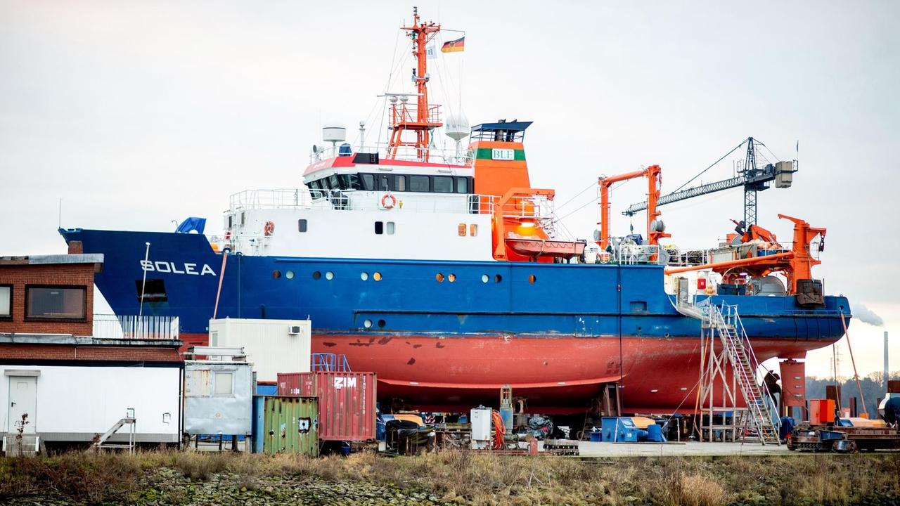 Das deutsche Fischereiforschungsschiff "Solea" liegt auf dem Gelände der Fassmer Werft an der Weser. Das deutsche Fischereiforschungsschiff "Solea" liegt auf dem Gelände der Fassmer Werft an der Weser.