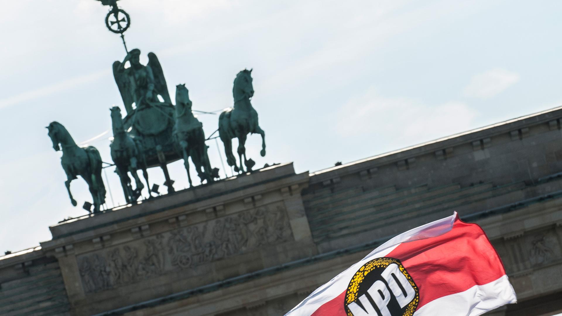 Eine Fahne der NPD weht in Berlin bei einer Demonstration der rechtsextremen Partei auf dem Pariser Platz vor dem Brandenburger Tor. Eine Fahne der NPD weht in Berlin bei einer Demonstration der rechtsextremen Partei auf dem Pariser Platz vor dem Brandenburger Tor.