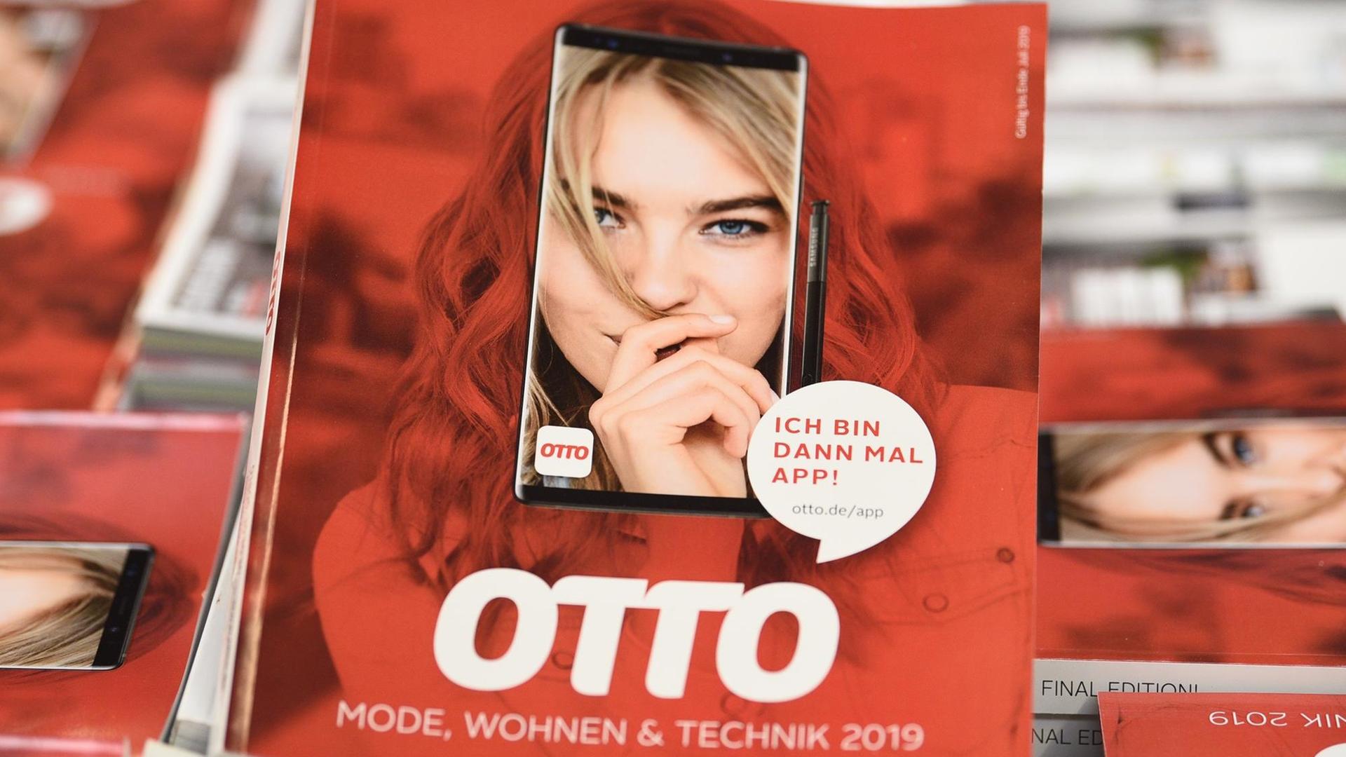 Ein Otto-Katalog liegt in einer Druckerei in Nürnberg auf weiteren Otto-Katalogen.