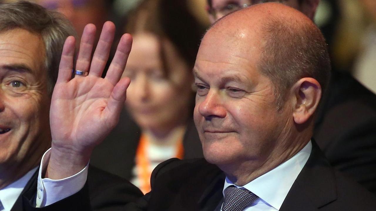 Berlin: Olaf Scholz (SPD,r), Bundesfinanzminister, unterhält sich auf dem Deutschen Arbeitgebertag 2019 mit Ingo Kramer, Präsident der Bundesvereinigung Deutscher Arbeitgeberverbände, BDA.