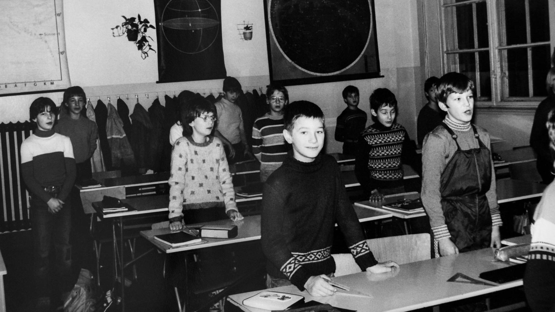 Schulalltag in der DDR - Schüler im Unterricht an der 6. Polytechnischen Oberschule Karl-Friedrich-Schinkel in Berlin Schulalltag in der DDR - Schüler im Unterricht an der 6. Polytechnischen Oberschule Karl-Friedrich-Schinkel in Berlin