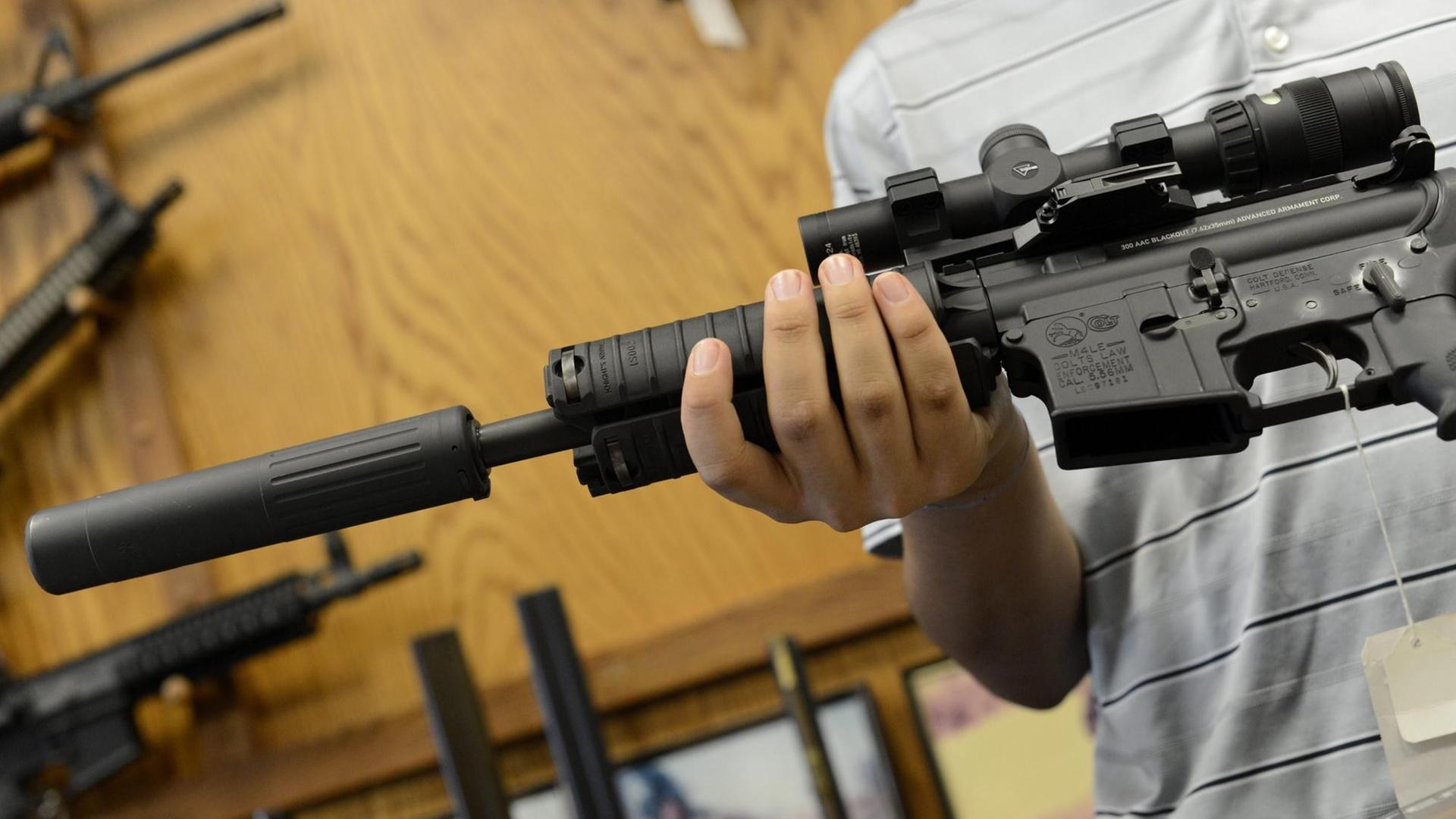 Ein automatisches Gewehr des Typs AR-15 vom Hersteller Colt wird in Atlanta in einem Waffengeschäft gezeigt.