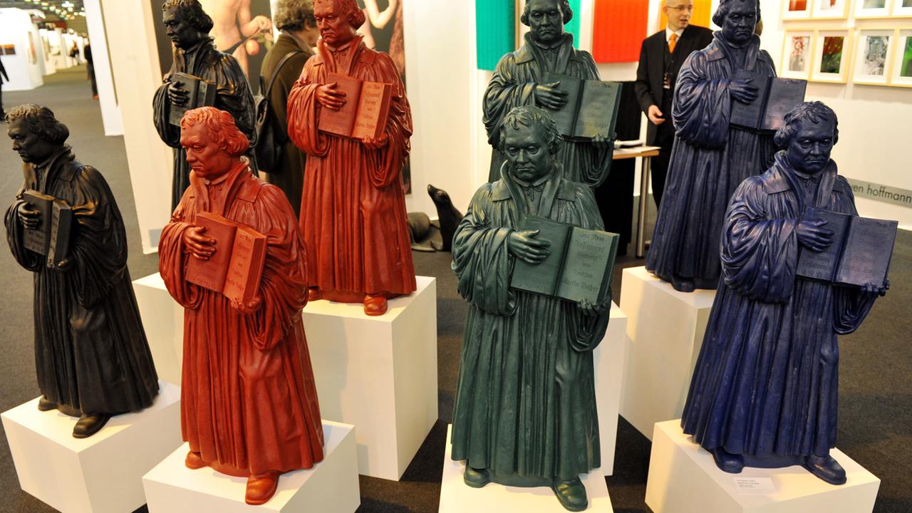 Plastiken von Martin Luther des Künstlers Ottmar Hörl stehen 2010 auf der Kunstmesse St-Art in Straßburg am Stand der Berliner Galerie Maisenbacher. Plastiken von Martin Luther des Künstlers Ottmar Hörl stehen 2010 auf der Kunstmesse St-Art in Straßburg am Stand der Berliner Galerie Maisenbacher.