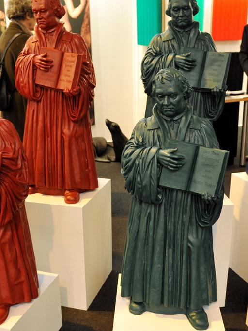 Plastiken von Martin Luther des Künstlers Ottmar Hörl stehen 2010 auf der Kunstmesse St-Art in Straßburg am Stand der Berliner Galerie Maisenbacher.